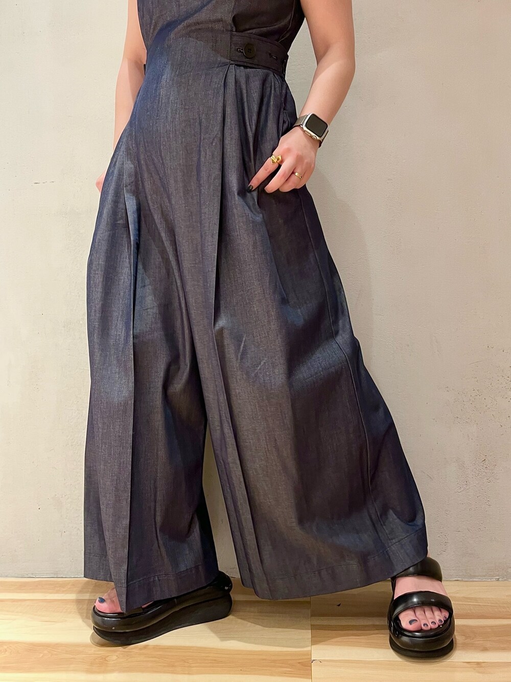 グリーン系のタンクトップ、ブルー系のつなぎ/オールインワン、ブラック系のサンダルを着用したレディースの夏コーディネートの7枚目の写真