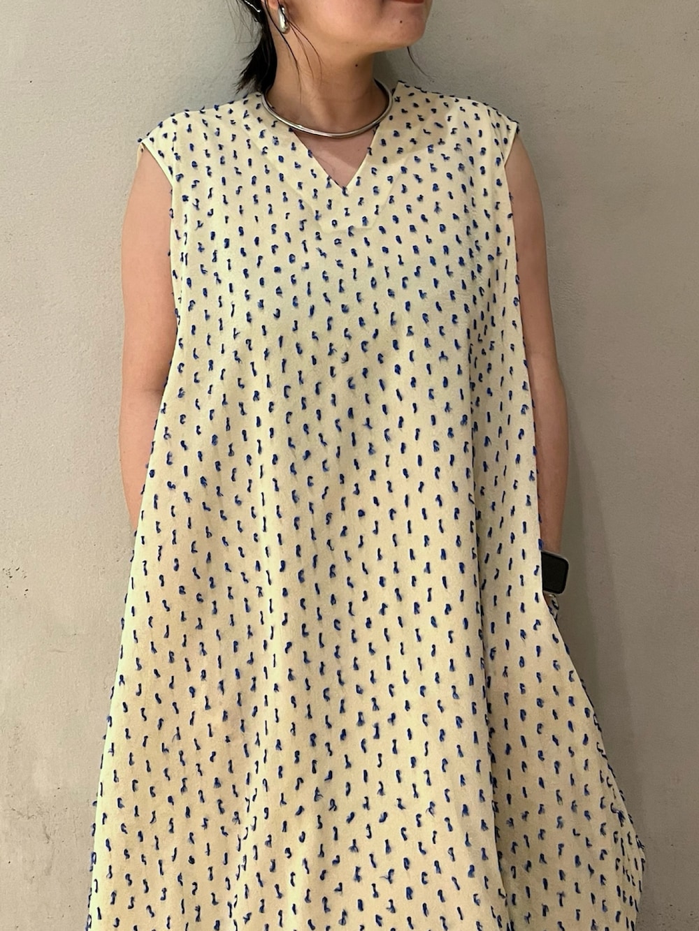 ホワイト系のワンピース、ブラック系のサンダルを着用したレディースの夏コーディネートの4枚目の写真