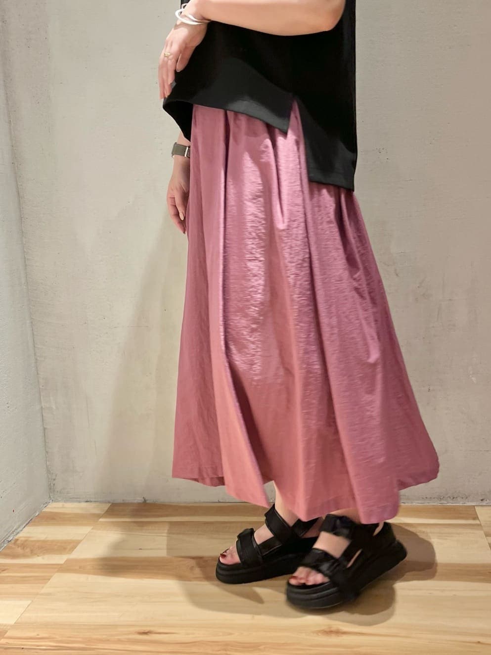 ブラック系のサンダル、ブラック系のTシャツ/カットソー、ピンク系のスカートを着用したレディースの夏コーディネートの4枚目の写真