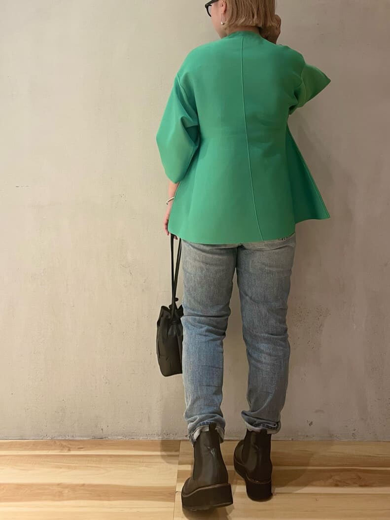 ブルー系のデニムパンツ、ブルー系のデニムパンツ、グリーン系のニット/セーターを着用したレディースの秋コーディネートの3枚目の写真