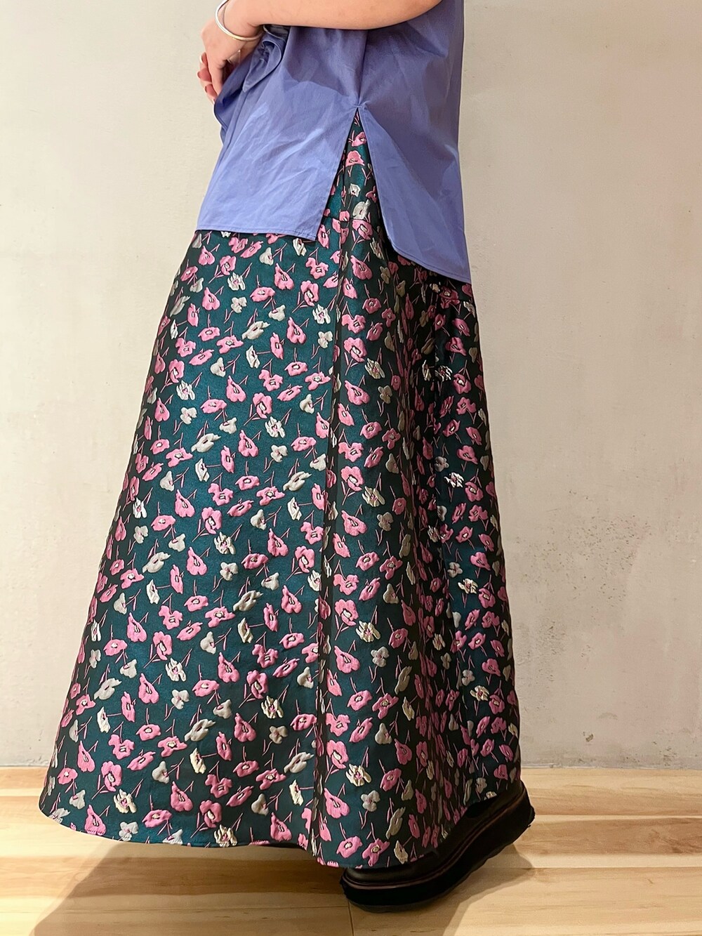 ブルー系のシャツ/ブラウス、グリーン系のスカートを着用したレディースの春コーディネートの8枚目の写真