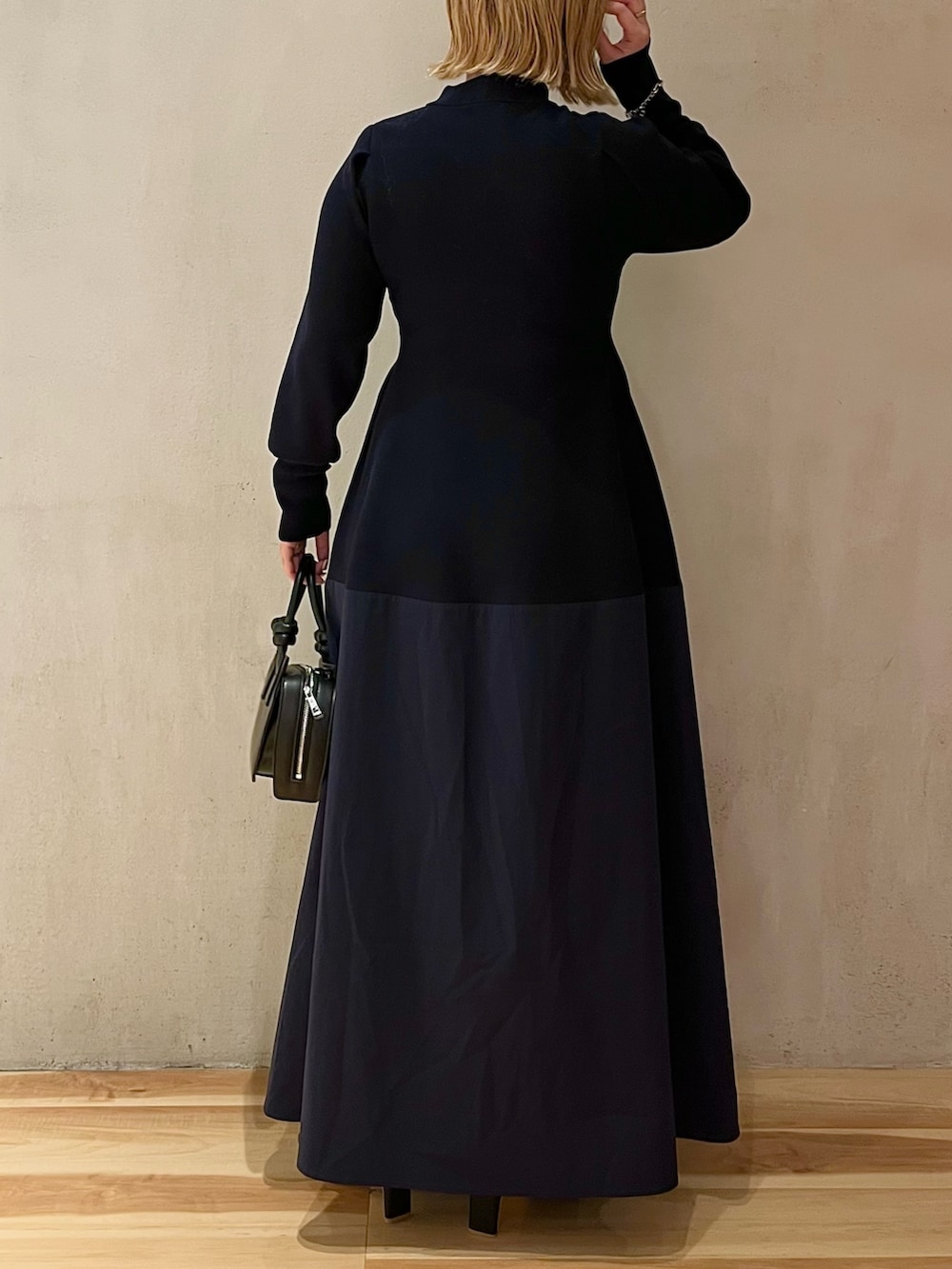 ブルー系のワンピース、ブラック系のハンドバッグ、ブラック系のブーツを着用したレディースの夏コーディネートの4枚目の写真