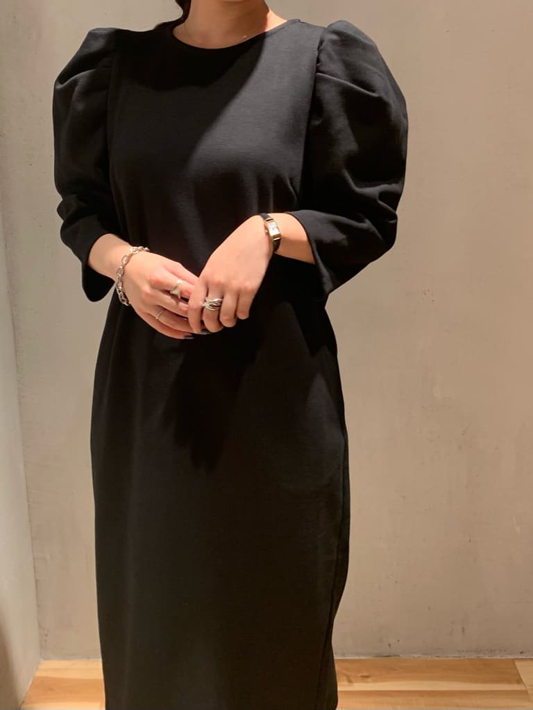 その他のスニーカー、ブラック系のワンピースを着用したレディースの夏コーディネートの4枚目の写真