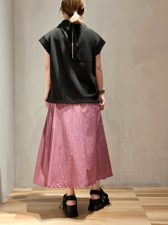 ブラック系のサンダル、ブラック系のTシャツ/カットソー、ピンク系のスカートを着用したレディースの夏コーディネートの2枚目の写真