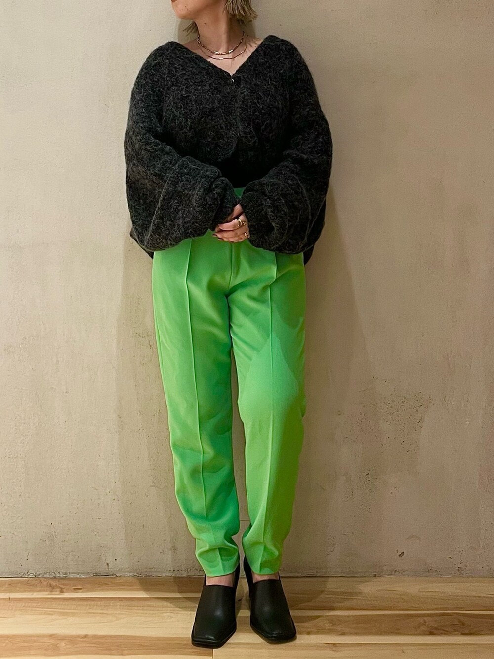 ベージュ系のその他アウター、グレー系のカーディガン/ボレロ、ブラック系のパンプスを着用したレディースの夏コーディネートの6枚目の写真