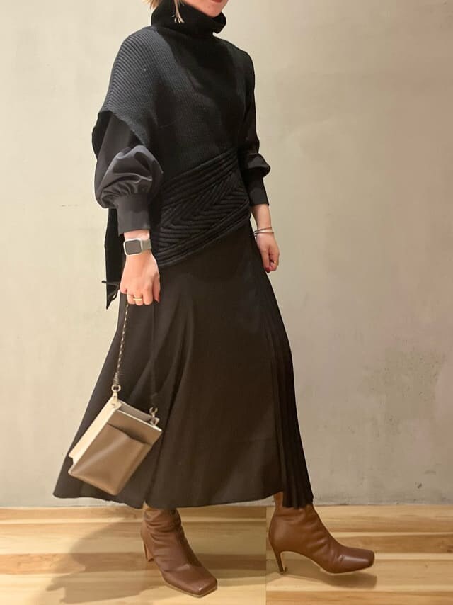 ブラウン系のブーツ、ベージュ系のショルダーバッグ、ブラック系のワンピースを着用したレディースの秋コーディネートの4枚目の写真