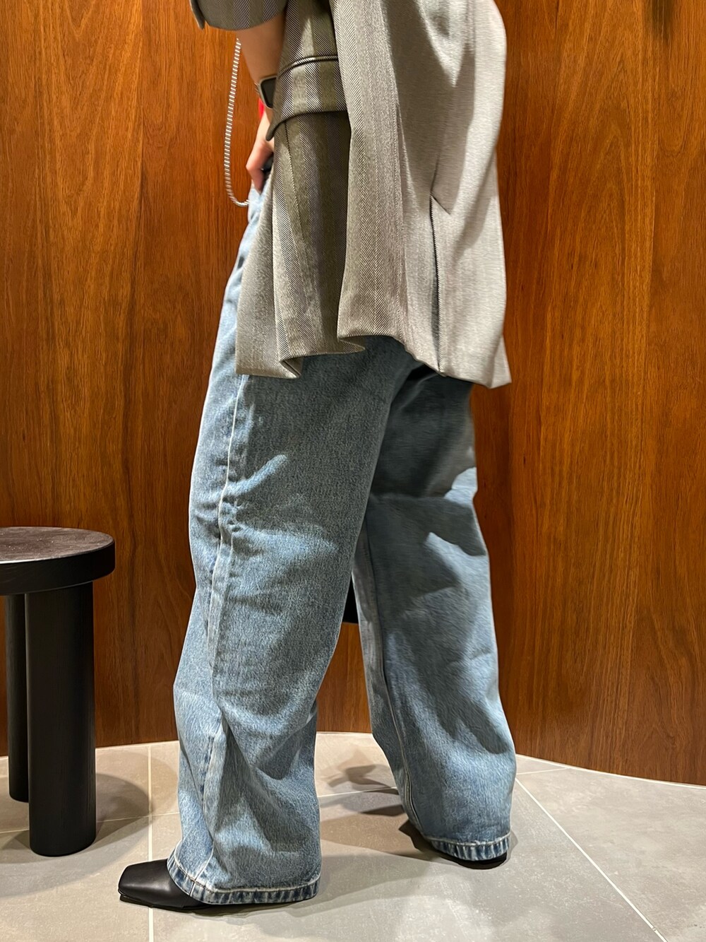 ブラック系のテーラードジャケット、レッド系のカーディガン/ボレロ、ブラック系のハンドバッグを着用したレディースの秋コーディネートの8枚目の写真