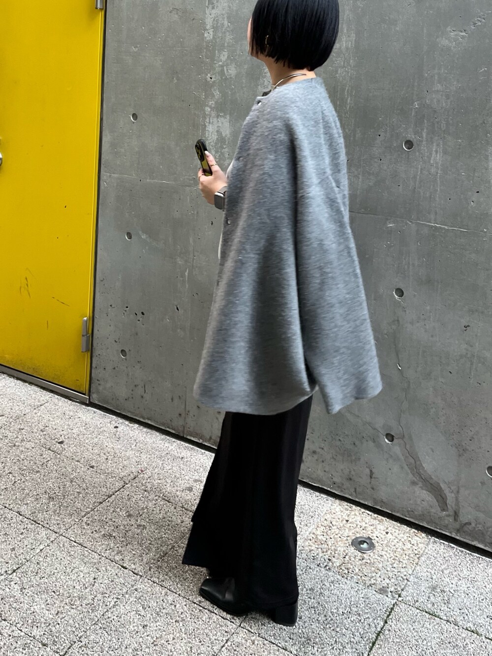 グレー系のノーカラージャケット、グレー系のカーディガン/ボレロを着用したレディースの冬コーディネートの2枚目の写真