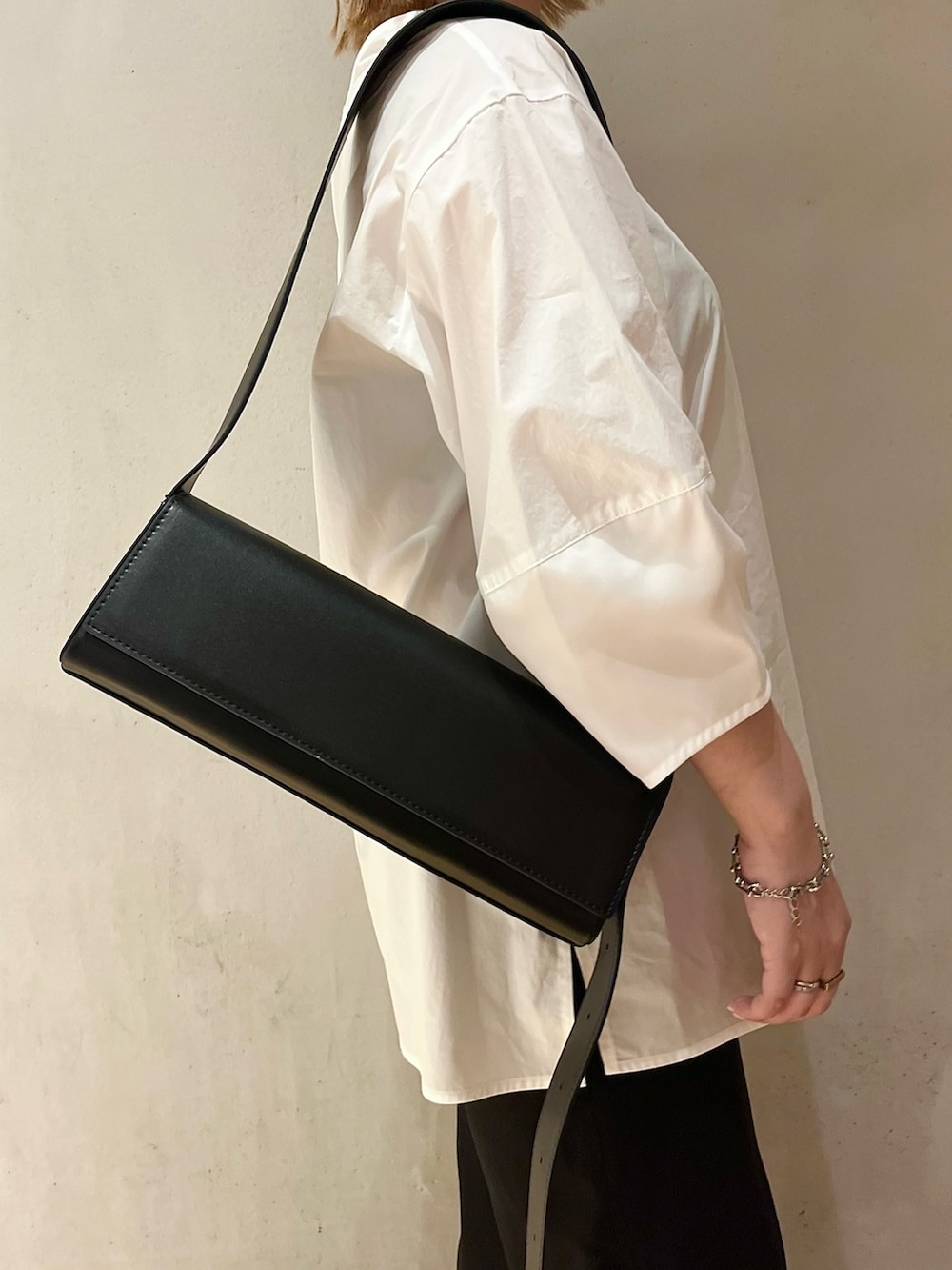 ホワイト系のシャツ/ブラウス、ブラック系のその他パンツ、ブラック系のブーツを着用したレディースの夏コーディネートの8枚目の写真