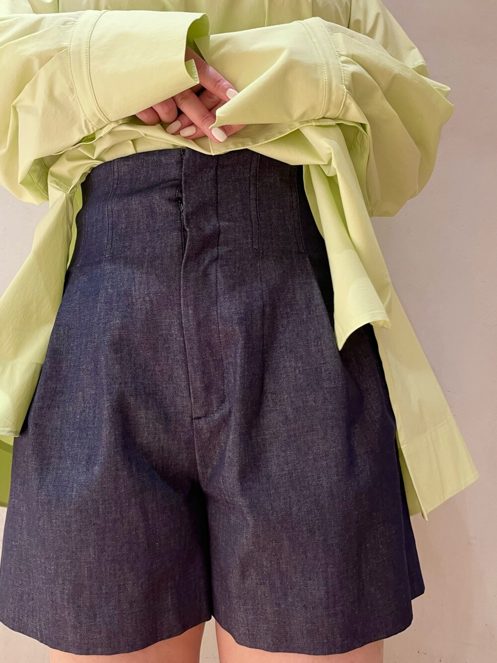 ブルー系のその他パンツ、ブラック系のサンダル、イエロー系のシャツ/ブラウスを着用したレディースの冬コーディネートの8枚目の写真