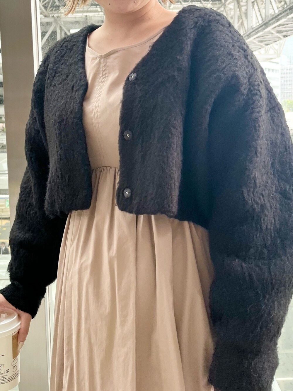 ブラック系のワンピース、ブラック系のハンドバッグ、ブラック系のブーツを着用したレディースの秋コーディネートの5枚目の写真