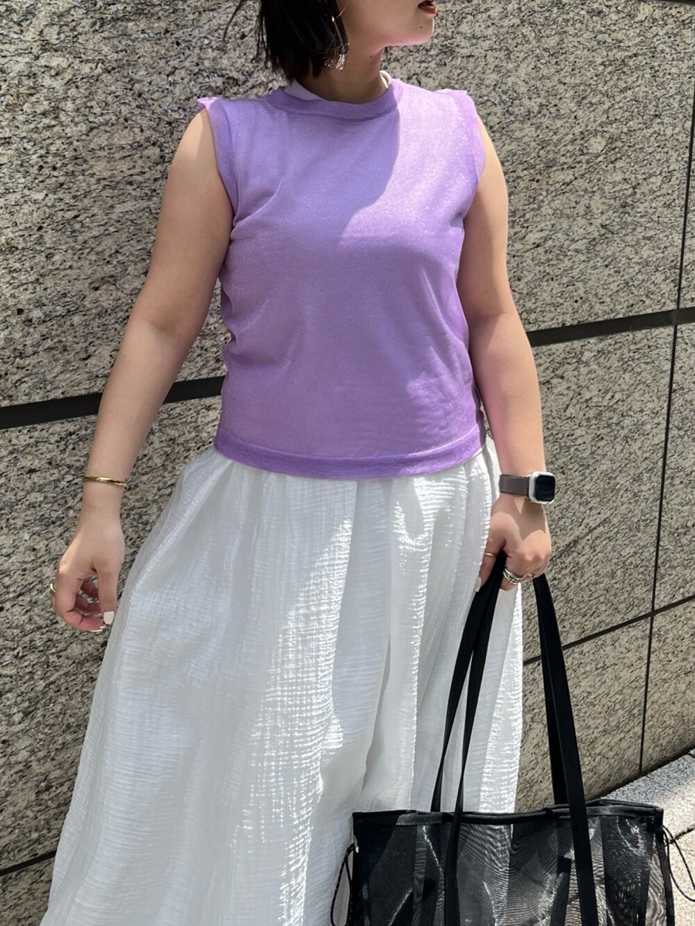 パープル系のタンクトップ、グレー系のワンピース、ブラック系のサンダルを着用したレディースの夏コーディネートの5枚目の写真