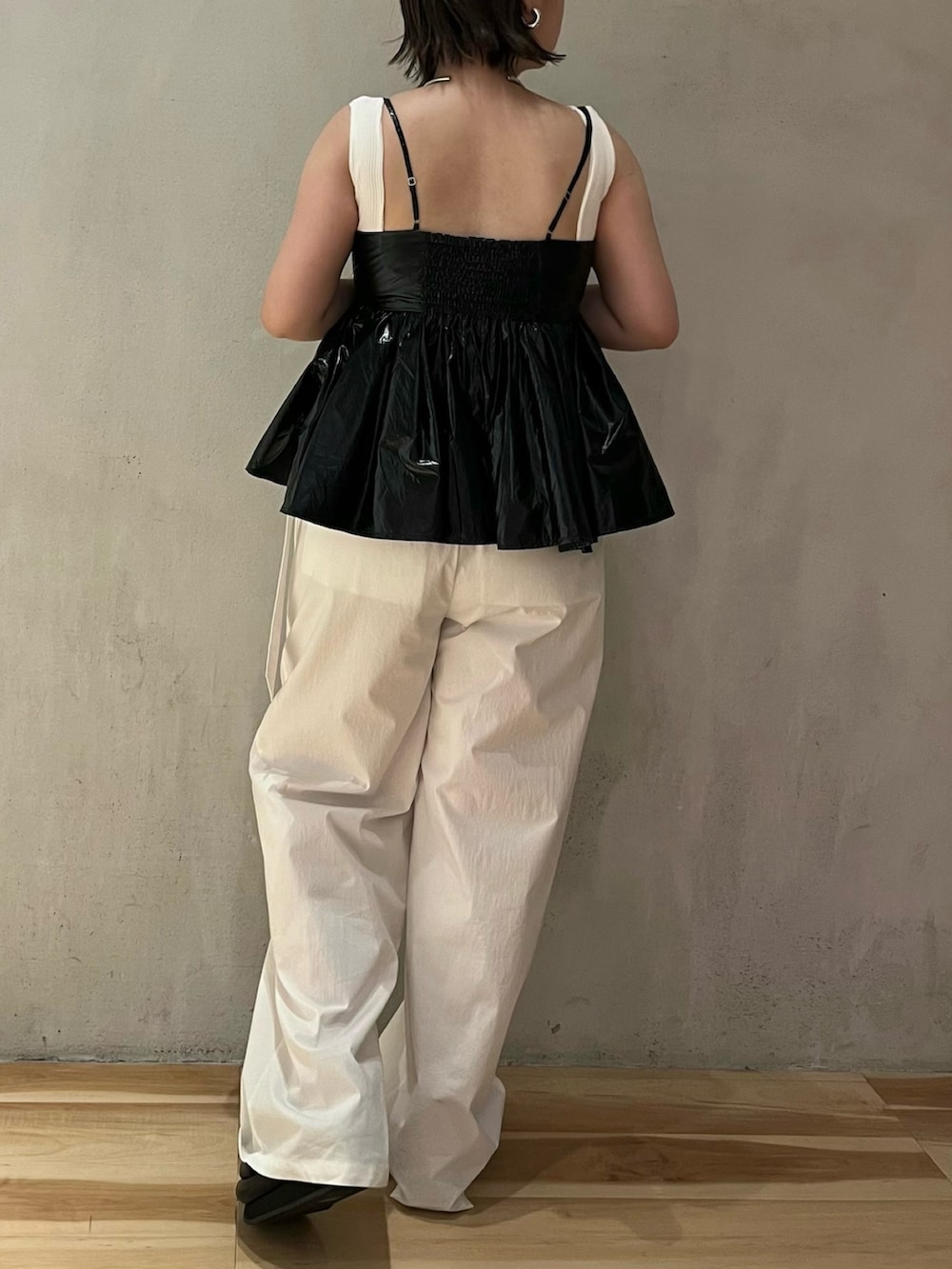 ホワイト系のタンクトップ、ブラック系のキャミソール、ホワイト系のその他パンツを着用したレディースの夏コーディネートの3枚目の写真