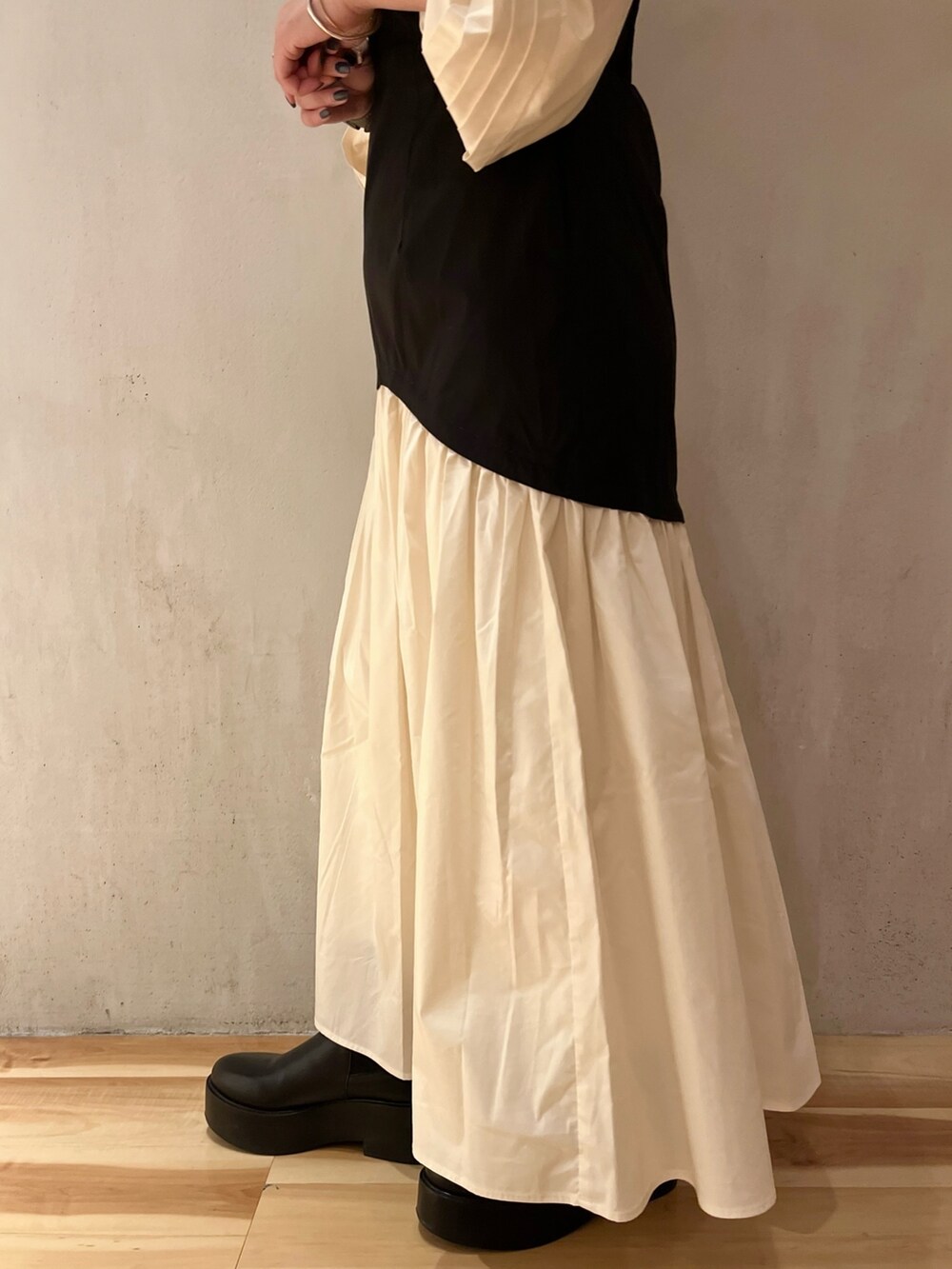 その他のワンピース、ブラック系のブーツを着用したレディースの春コーディネートの9枚目の写真