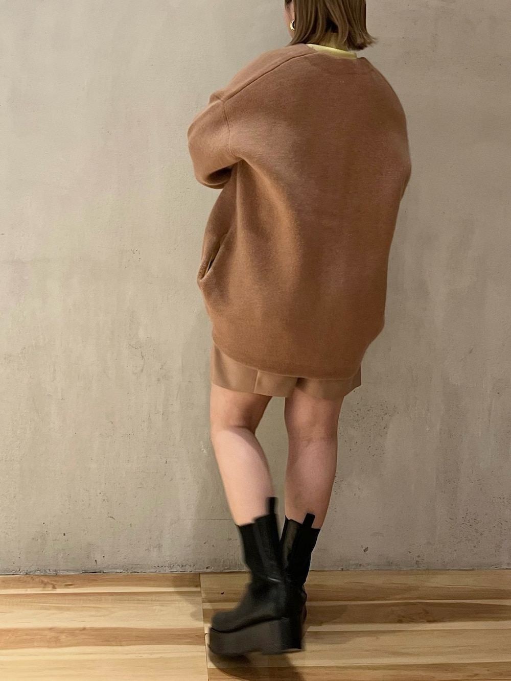 ブラウン系のノーカラージャケット、イエロー系のニット/セーター、ベージュ系のその他パンツを着用したレディースの冬コーディネートの5枚目の写真