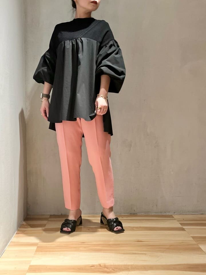 ブラック系のシャツ/ブラウス、レッド系のその他パンツ、ブラック系のサンダルを着用したレディースの春コーディネートの2枚目の写真