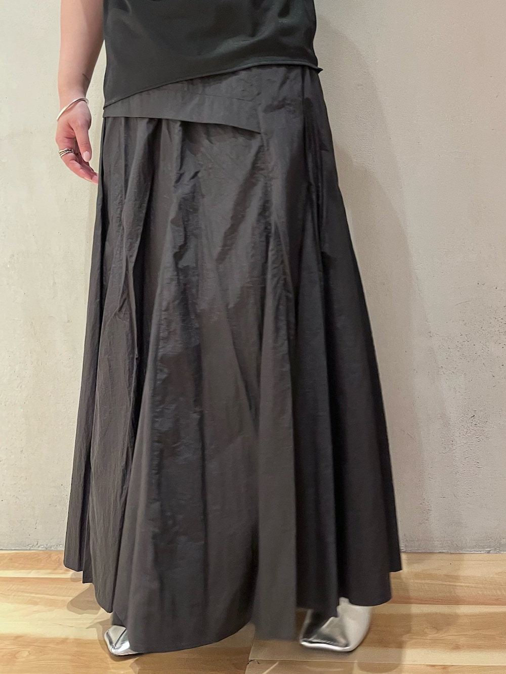 ブラック系のシャツ/ブラウス、ブラック系のスカート、シルバー系のパンプスを着用したレディースの夏コーディネートの7枚目の写真