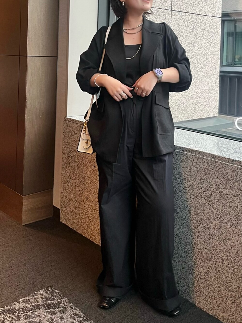 ブラック系のテーラードジャケット、ブラック系のその他パンツを着用したレディースの夏コーディネートの4枚目の写真