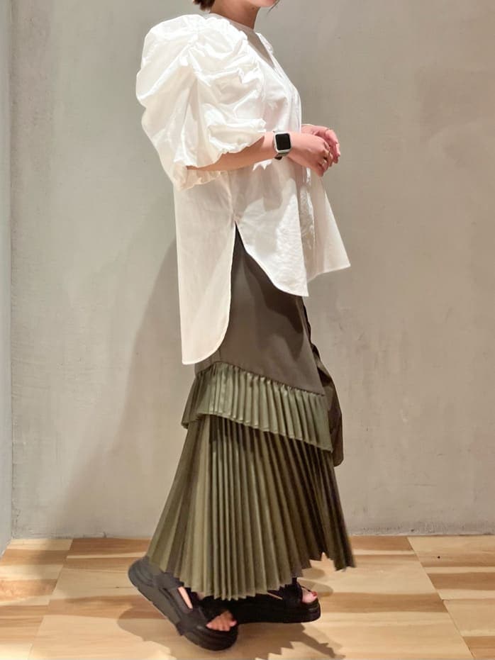 ブラック系のサンダル、ホワイト系のシャツ/ブラウス、ベージュ系のスカートを着用したレディースの夏コーディネートの2枚目の写真