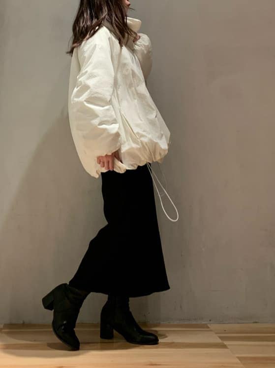 ブラック系のワンピース、ホワイト系のその他アウターを着用したレディースの秋コーディネートの4枚目の写真