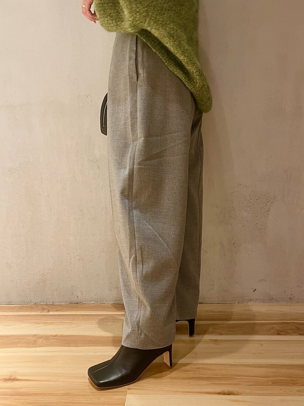 グレー系のその他パンツ、シルバー系のTシャツ/カットソー、ブラック系のハンドバッグを着用したレディースの夏コーディネートの7枚目の写真