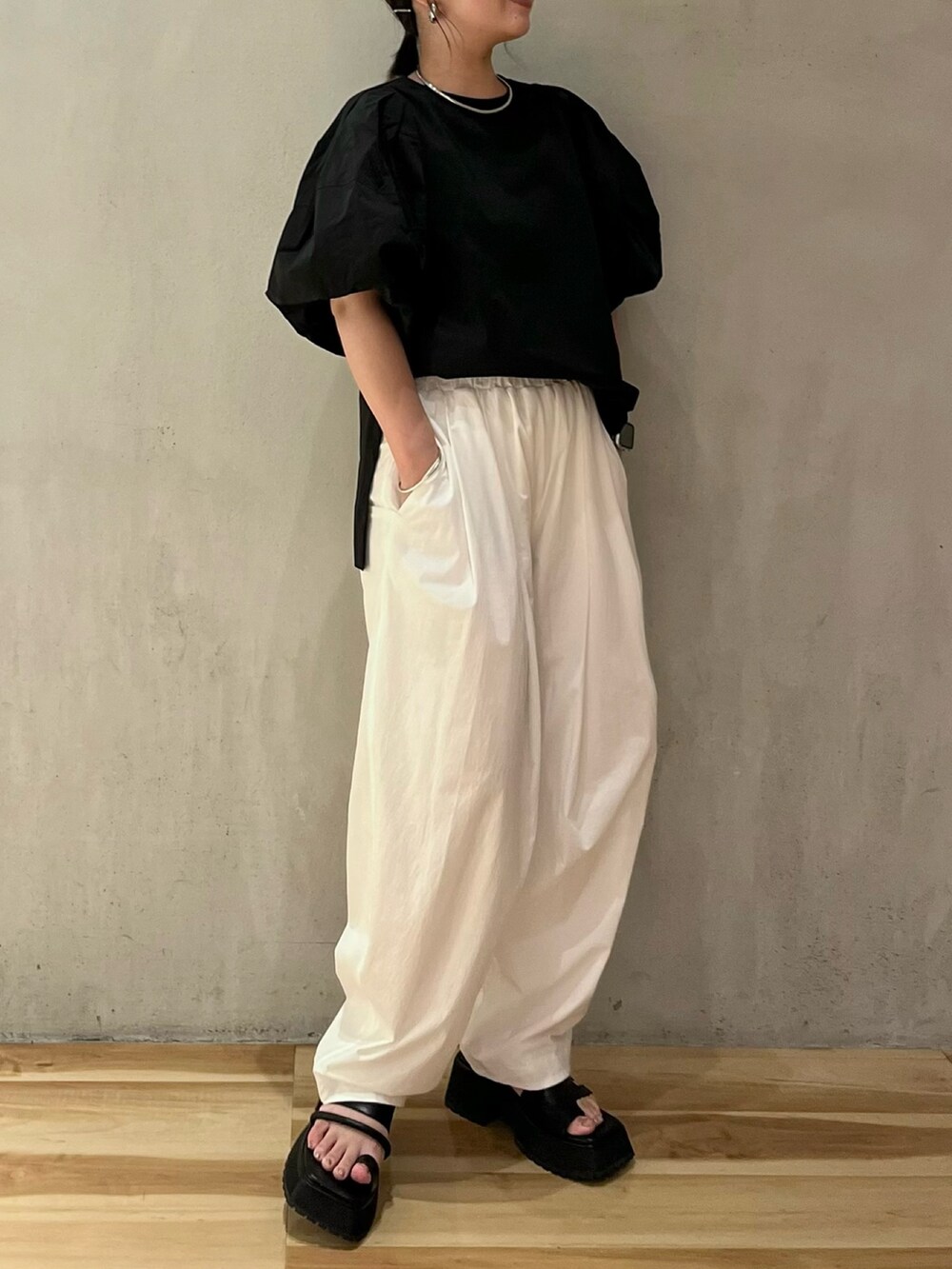 ブラック系のシャツ/ブラウス、ホワイト系のその他パンツ、ブラック系のサンダルを着用したレディースの夏コーディネートの4枚目の写真