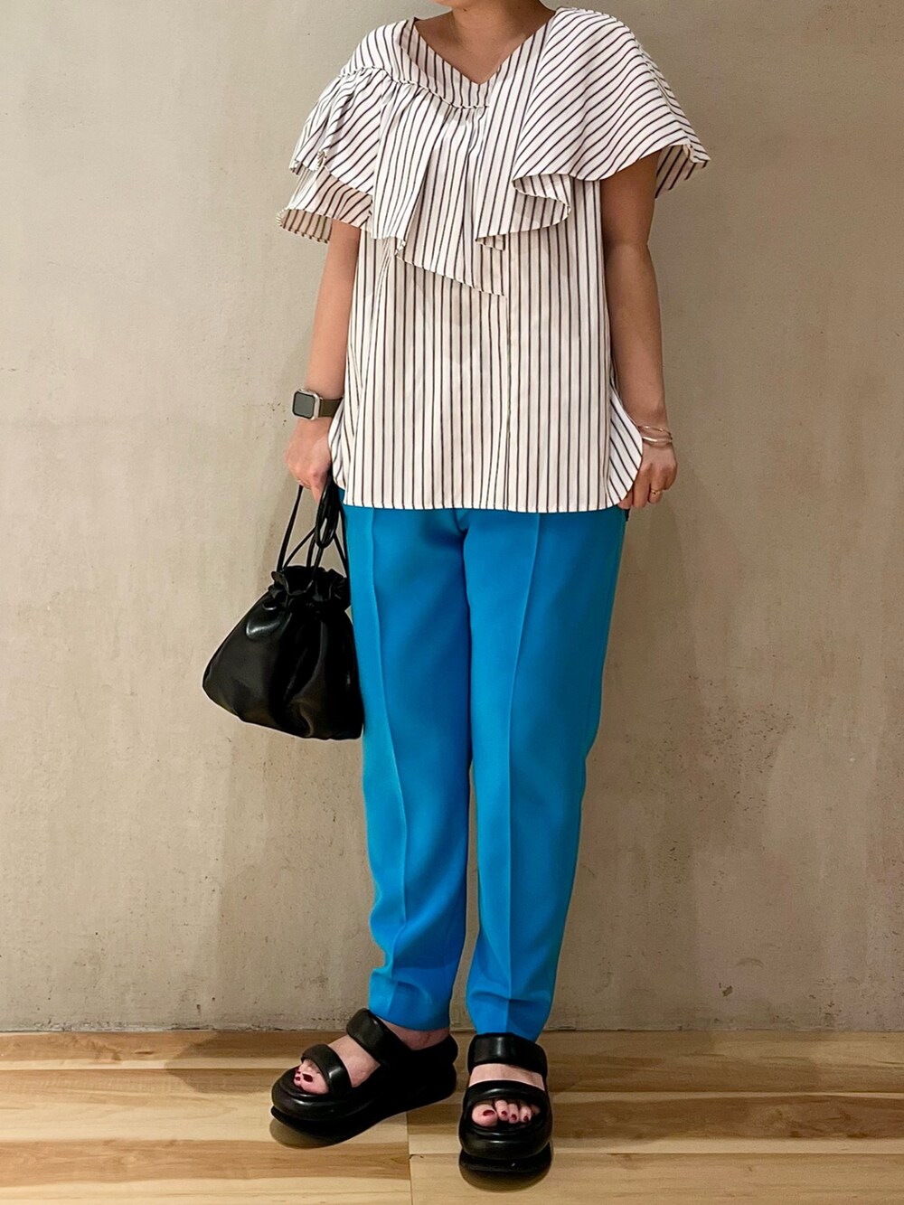 その他のシャツ/ブラウス、ブラック系のサンダル、ブルー系のその他パンツを着用したレディースの春コーディネートの3枚目の写真
