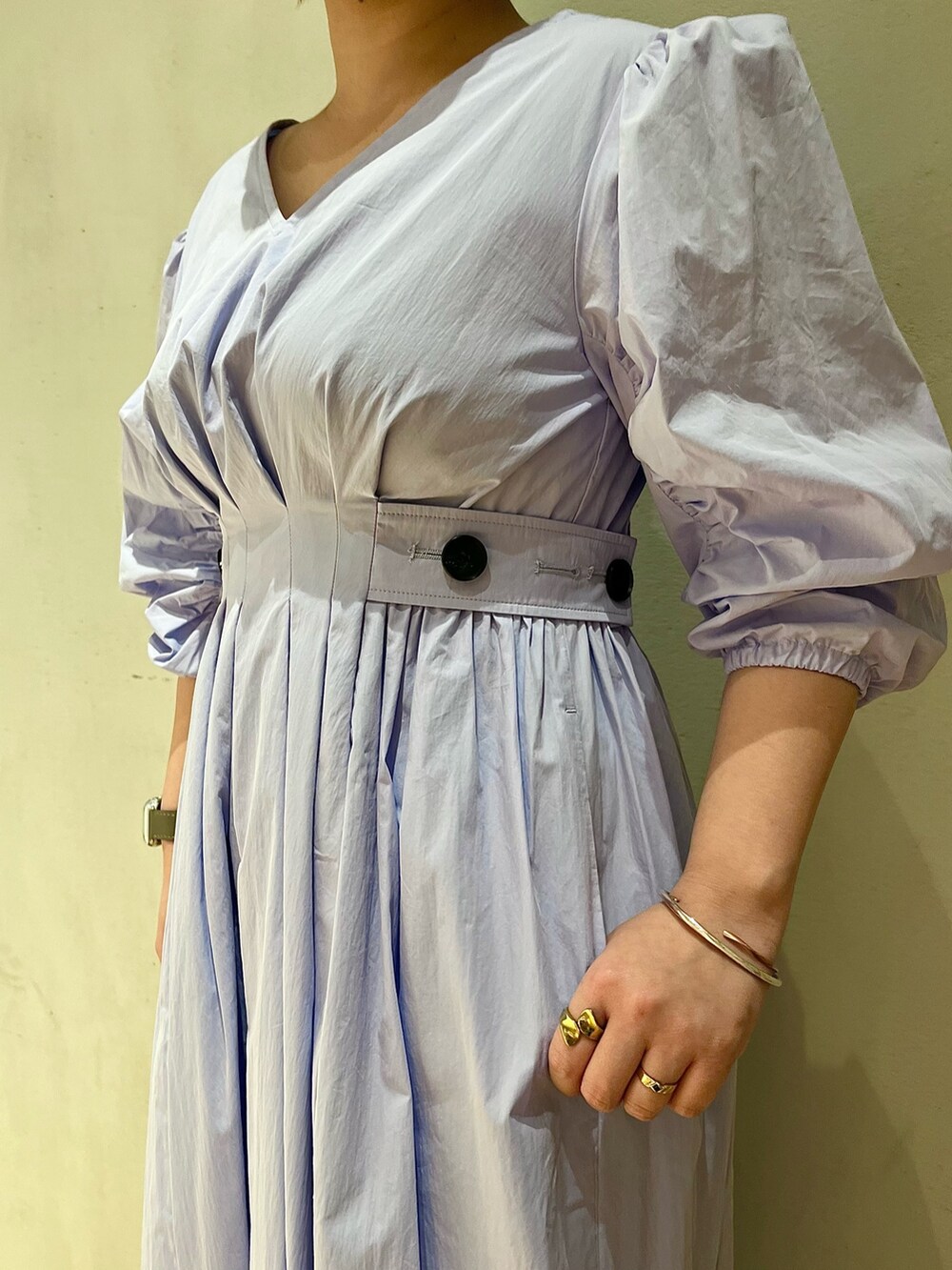 その他のサンダル、ブルー系のワンピースを着用したレディースの春コーディネートの7枚目の写真