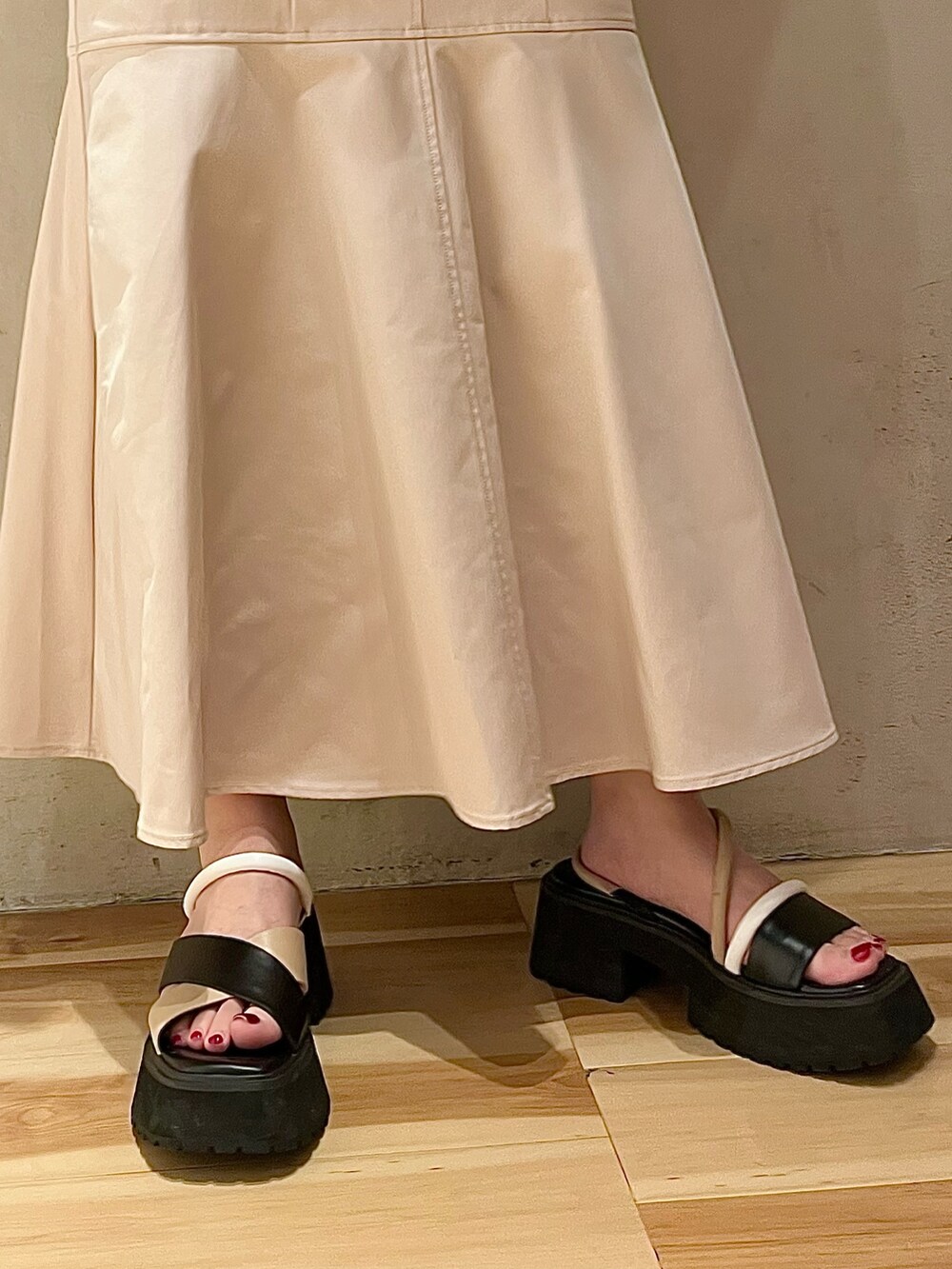 グリーン系のTシャツ/カットソー、ベージュ系のスカート、その他のサンダルを着用したレディースの春コーディネートの8枚目の写真