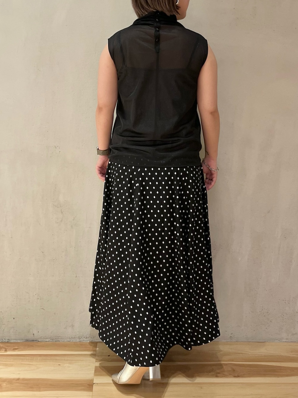 ブラック系のシャツ/ブラウス、その他のスカート、シルバー系のブーツを着用したレディースの春コーディネートの3枚目の写真