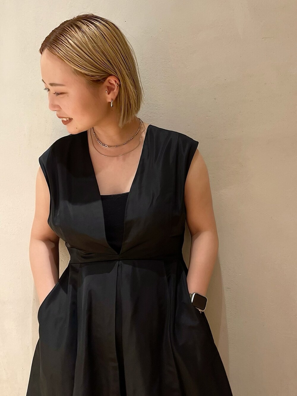 ブラック系のジャンパースカートを着用したレディースの夏コーディネートの4枚目の写真