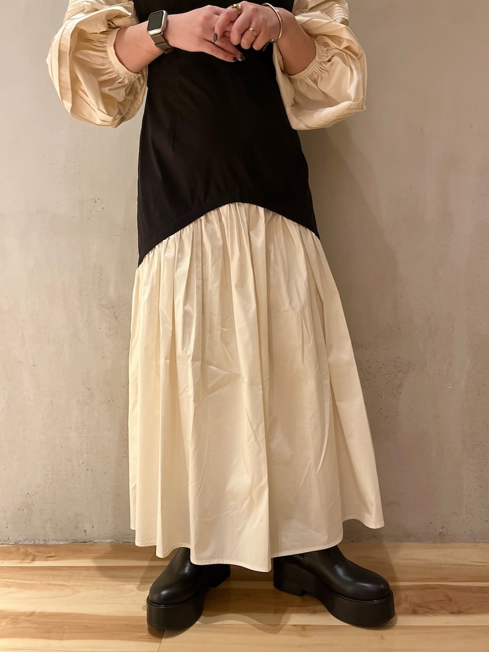 その他のワンピース、ブラック系のブーツ、ブラウン系のノーカラージャケットを着用したレディースの夏コーディネートの10枚目の写真