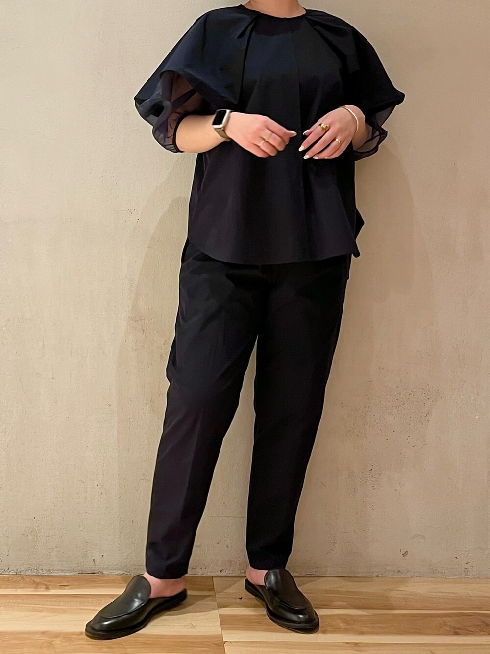 ベージュ系のトレンチコート、ブルー系のシャツ/ブラウス、ブルー系のその他パンツを着用したレディースの冬コーディネートの7枚目の写真