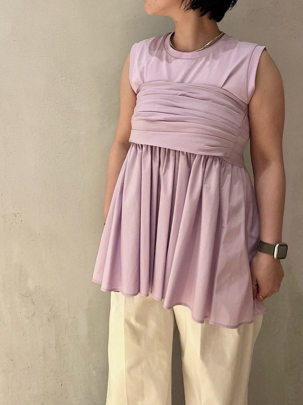 パープル系のタンクトップ、シルバー系のパンプス、ホワイト系のその他パンツを着用したレディースの冬コーディネートの5枚目の写真