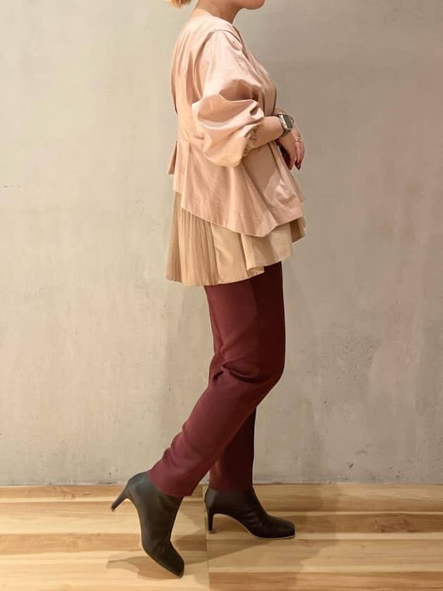 ブラウン系のその他パンツ、ブラック系のブーツ、ベージュ系のシャツ/ブラウスを着用したレディースの秋コーディネートの8枚目の写真