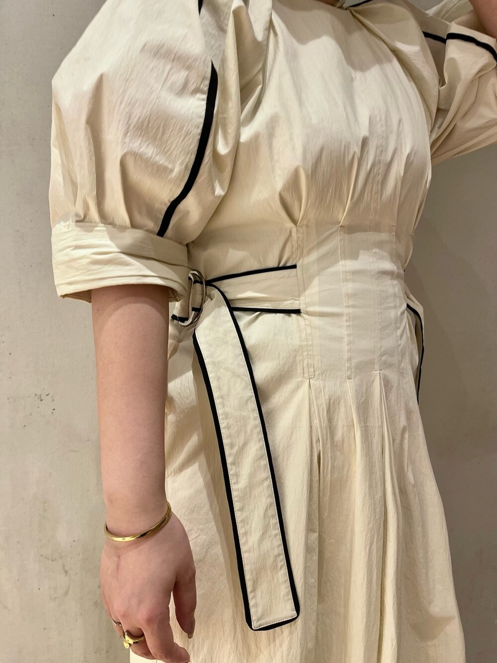 ホワイト系のワンピース、ブラック系のサンダルを着用したレディースの冬コーディネートの5枚目の写真