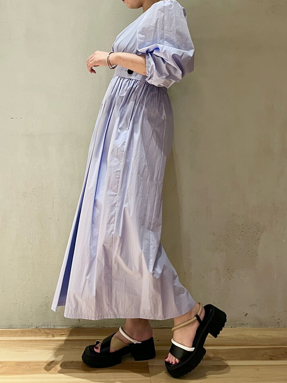 その他のサンダル、ブルー系のワンピースを着用したレディースの春コーディネートの2枚目の写真