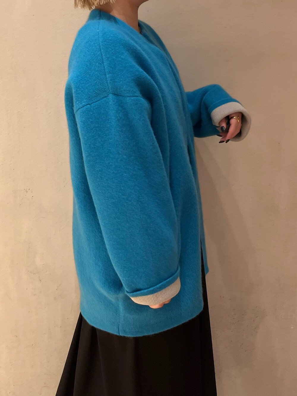 ブルー系のノーカラージャケット、ブラック系のワンピース、ブラック系のスニーカーを着用したレディースの夏コーディネートの8枚目の写真