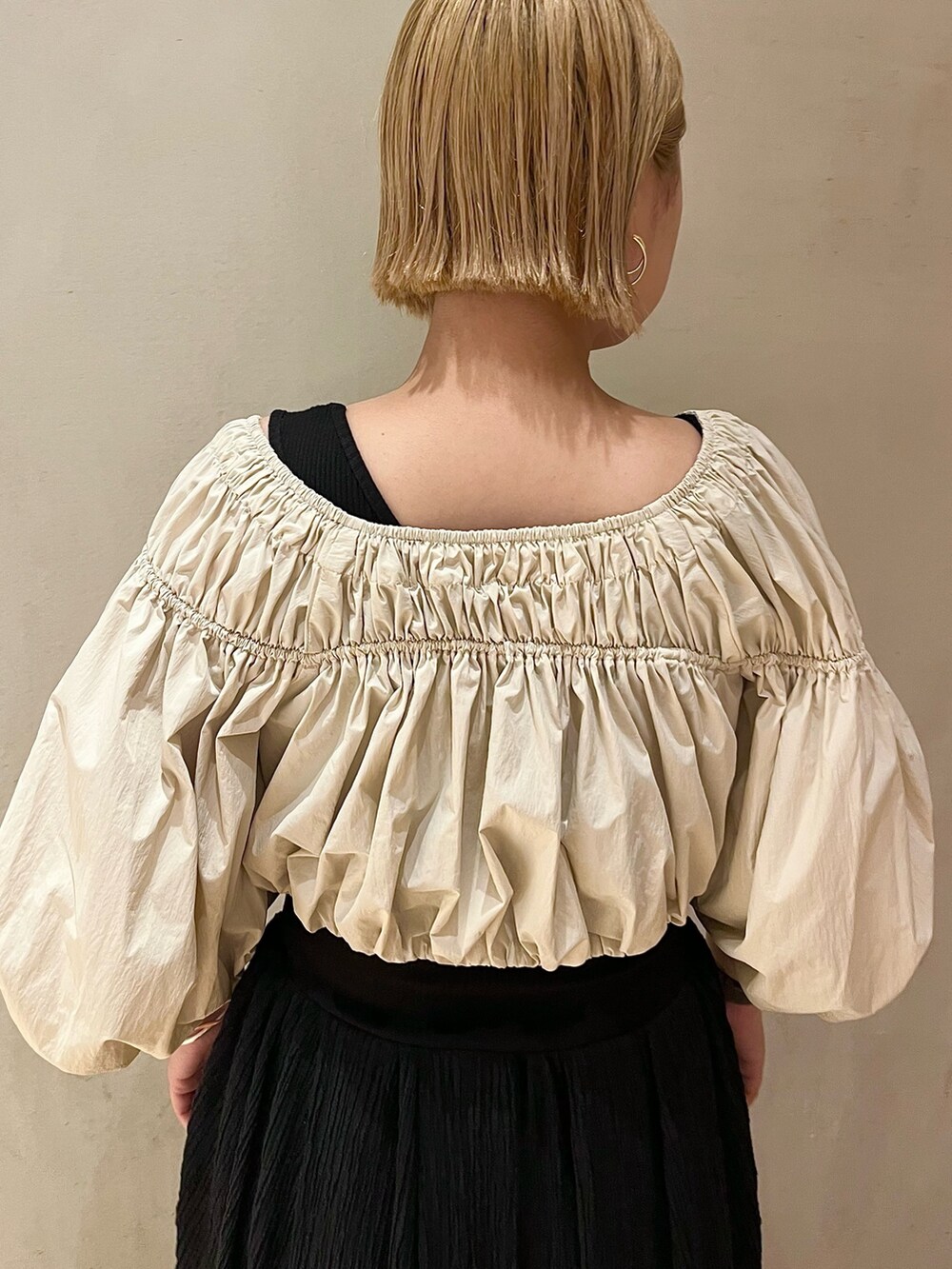 ブラック系のワンピース、ブラック系のスニーカーを着用したレディースの春コーディネートの6枚目の写真