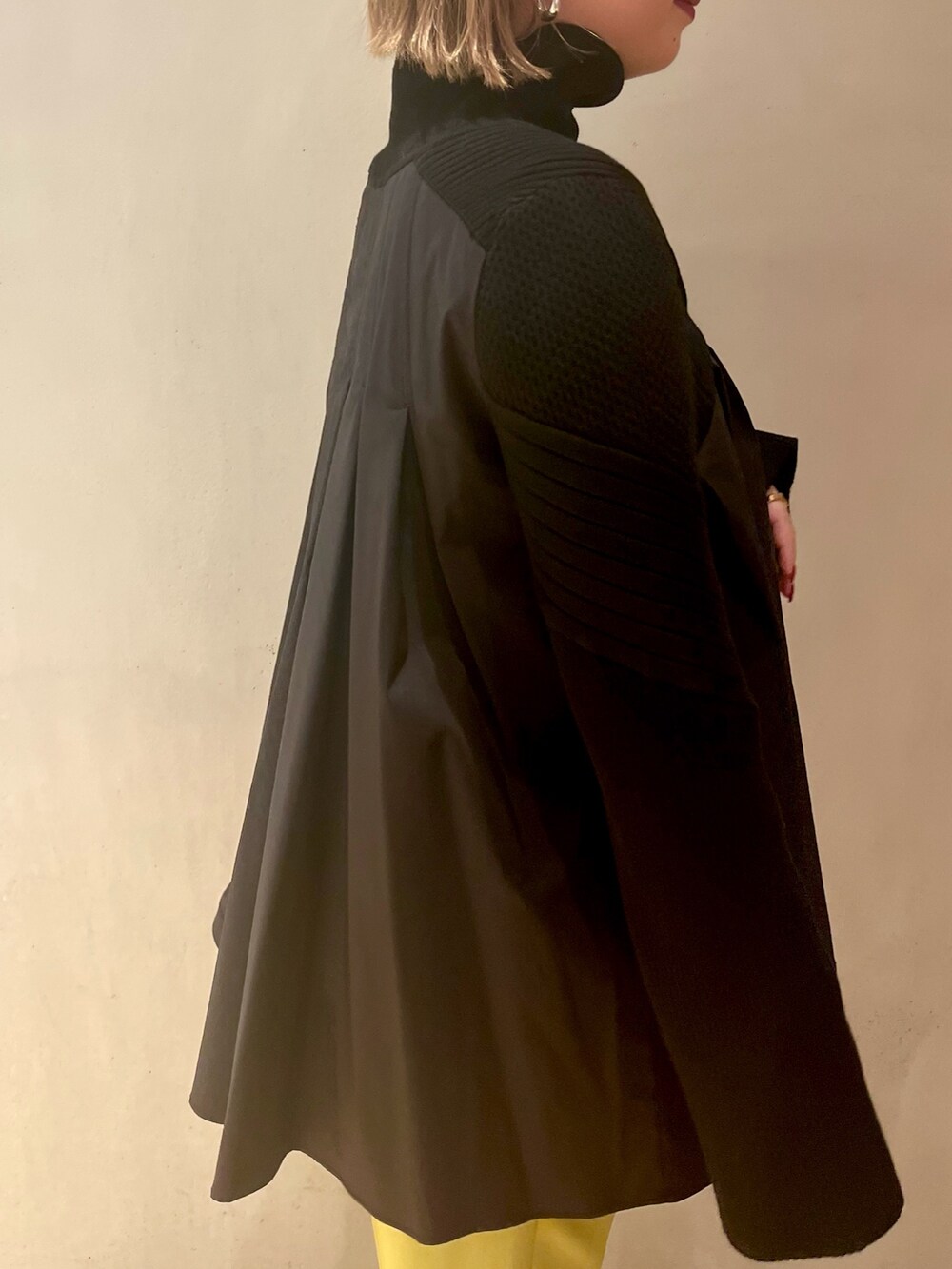 ブラック系のニット/セーター、グリーン系のその他パンツ、ホワイト系のスニーカーを着用したレディースの冬コーディネートの6枚目の写真