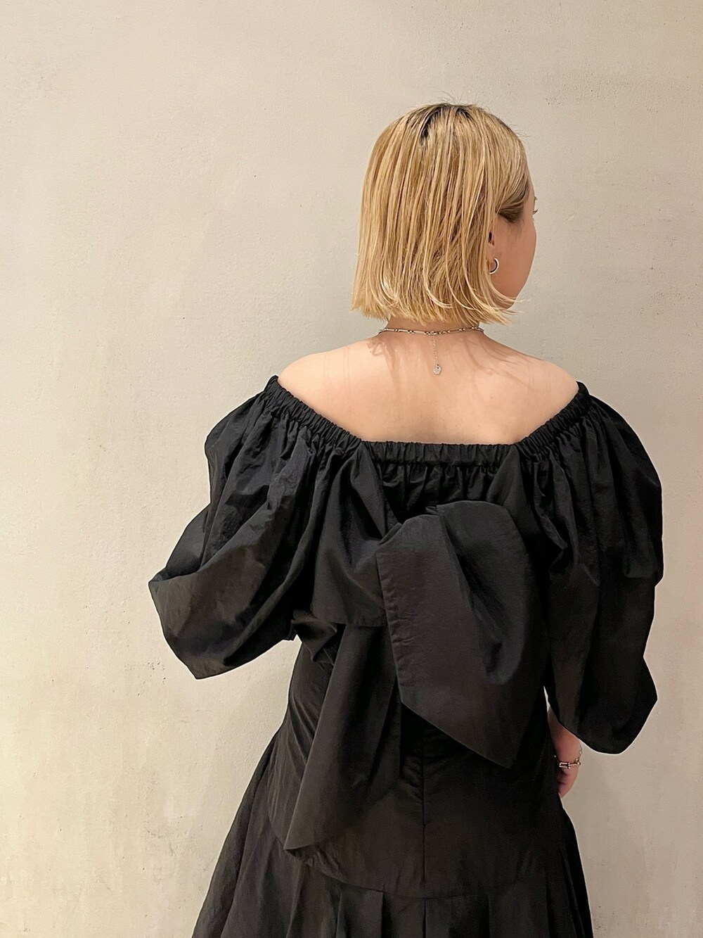 ブラック系のシャツ/ブラウス、ブラック系のスカート、ブラック系のブーツを着用したレディースの秋コーディネートの8枚目の写真