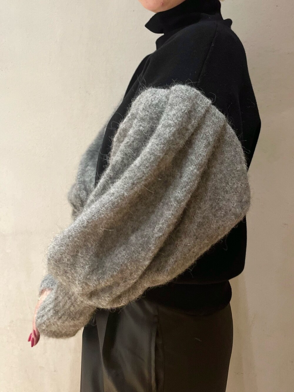 その他のニット/セーター、ブラック系のブーツ、ブラック系のその他パンツを着用したレディースの秋コーディネートの6枚目の写真