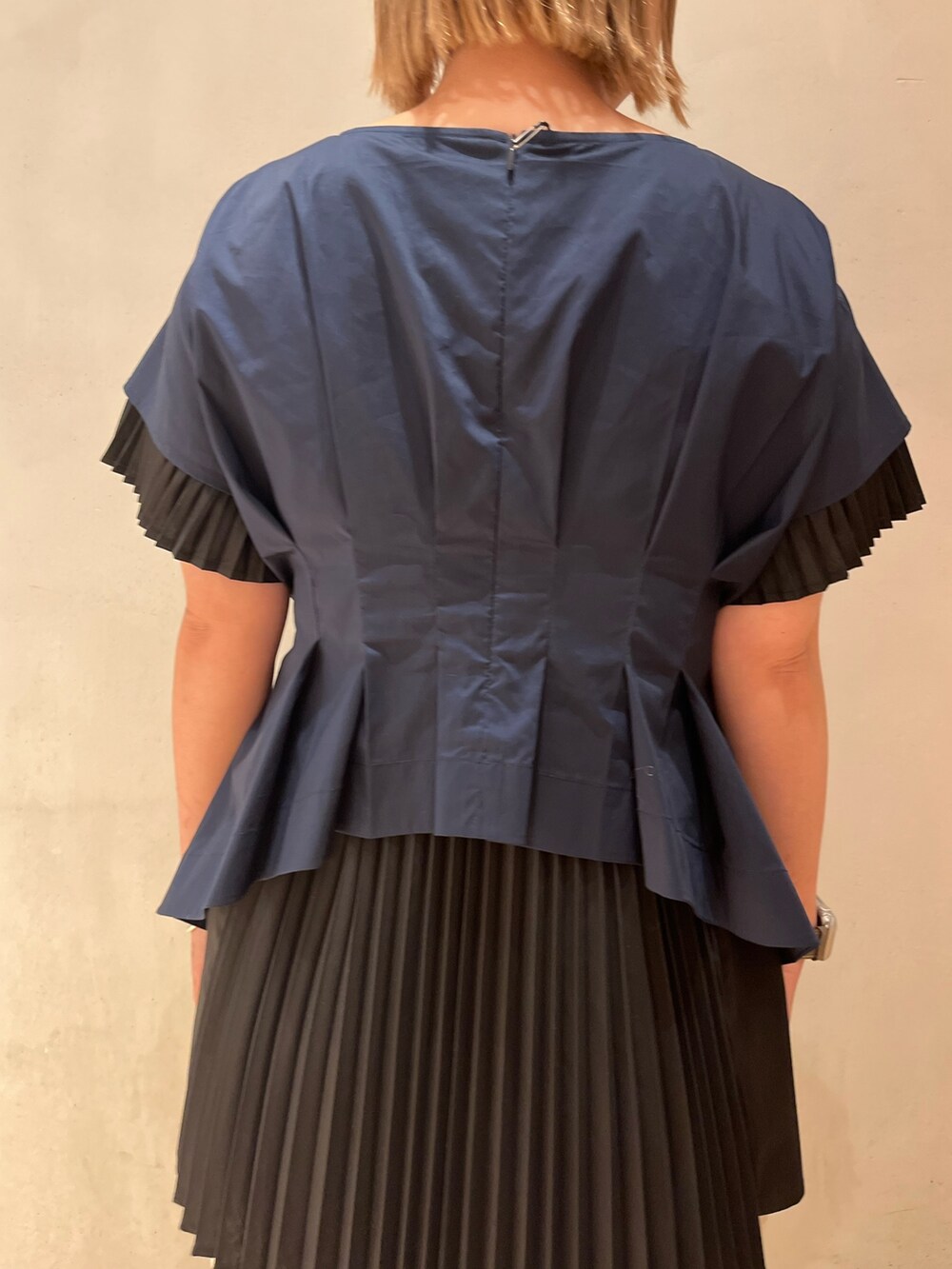 ホワイト系のサンダル、ベージュ系のその他パンツ、ブルー系のシャツ/ブラウスを着用したレディースの冬コーディネートの5枚目の写真