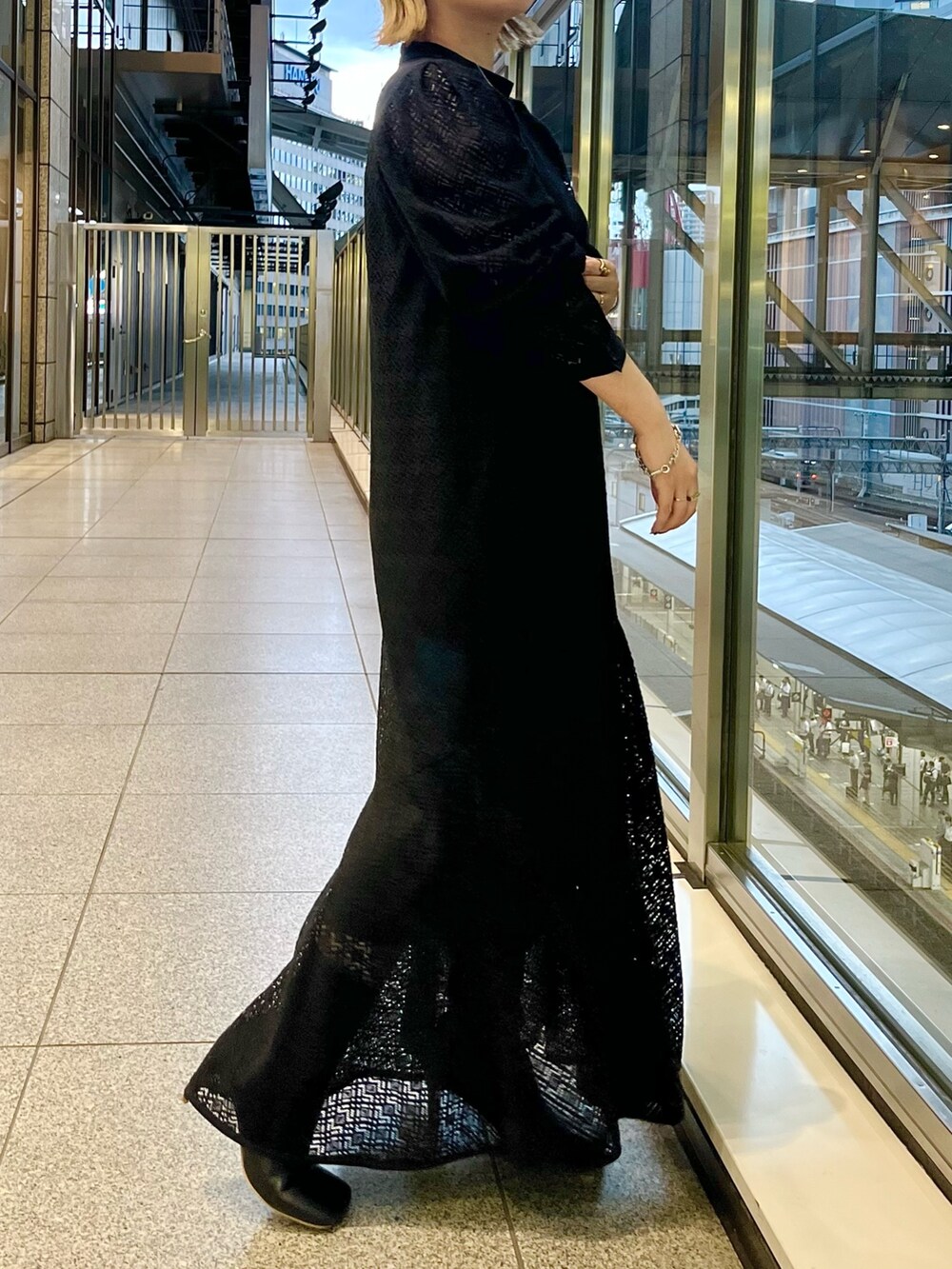 ブラック系のワンピース、ブラック系のブーツを着用したレディースの秋コーディネートの2枚目の写真