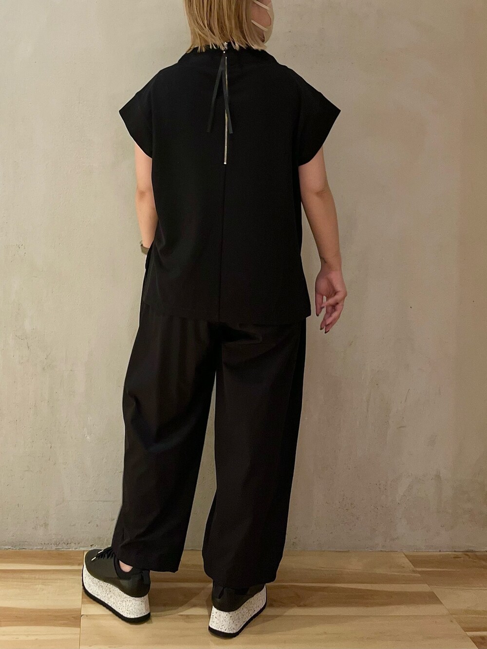 ブラック系のTシャツ/カットソー、ブラック系のその他パンツ、ブラック系のスニーカーを着用したレディースの夏コーディネートの3枚目の写真