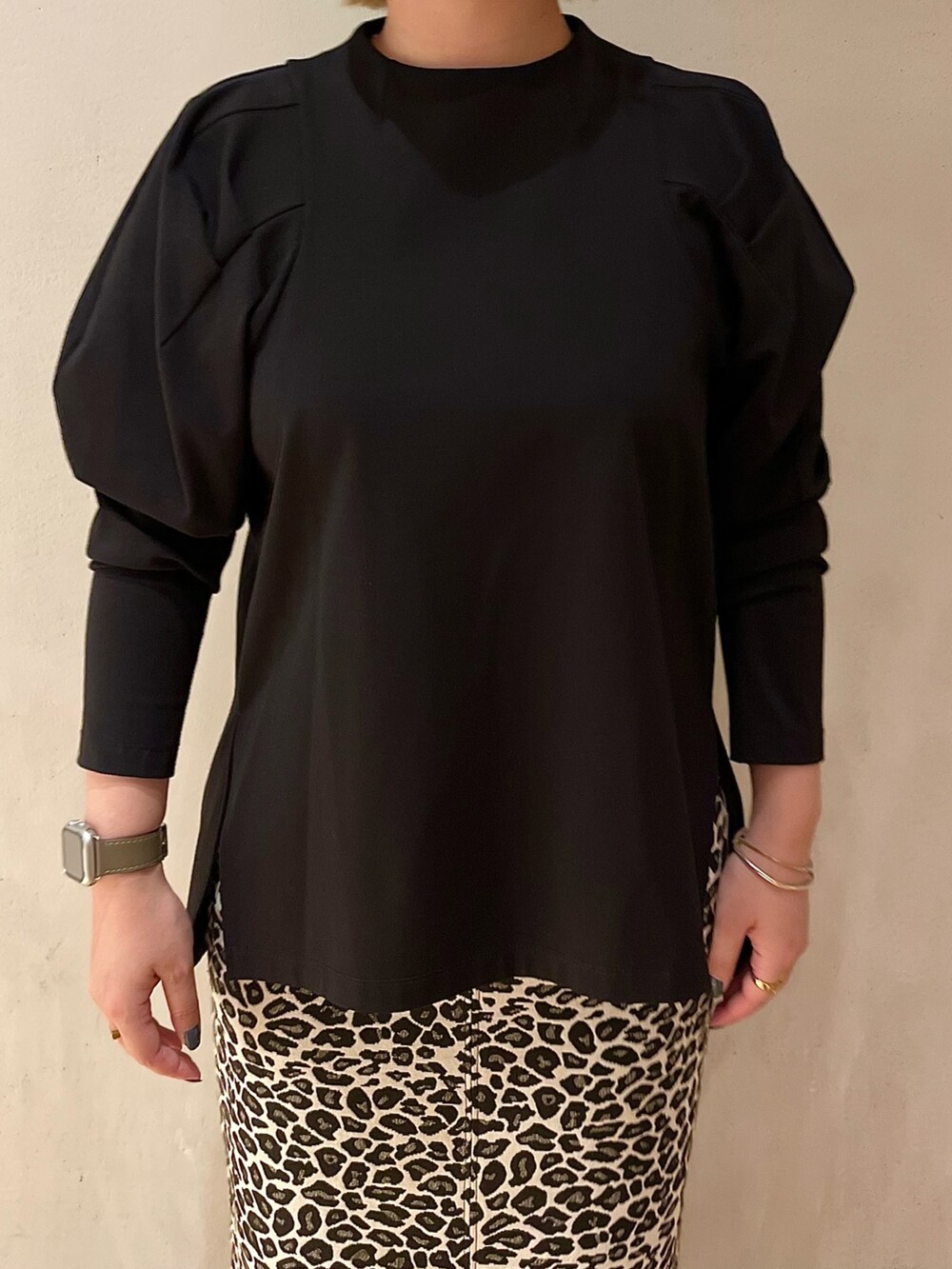 ブラック系のTシャツ/カットソー、ホワイト系のスカート、ブラック系のブーツを着用したレディースの春コーディネートの8枚目の写真