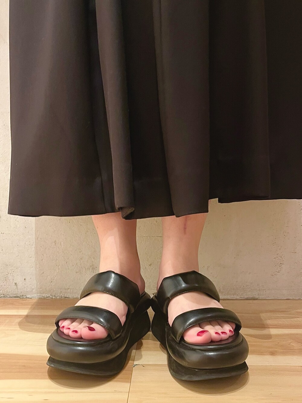 ブラック系のサンダル、ブラック系のワンピース、ブルー系のカーディガン/ボレロを着用したレディースの冬コーディネートの9枚目の写真