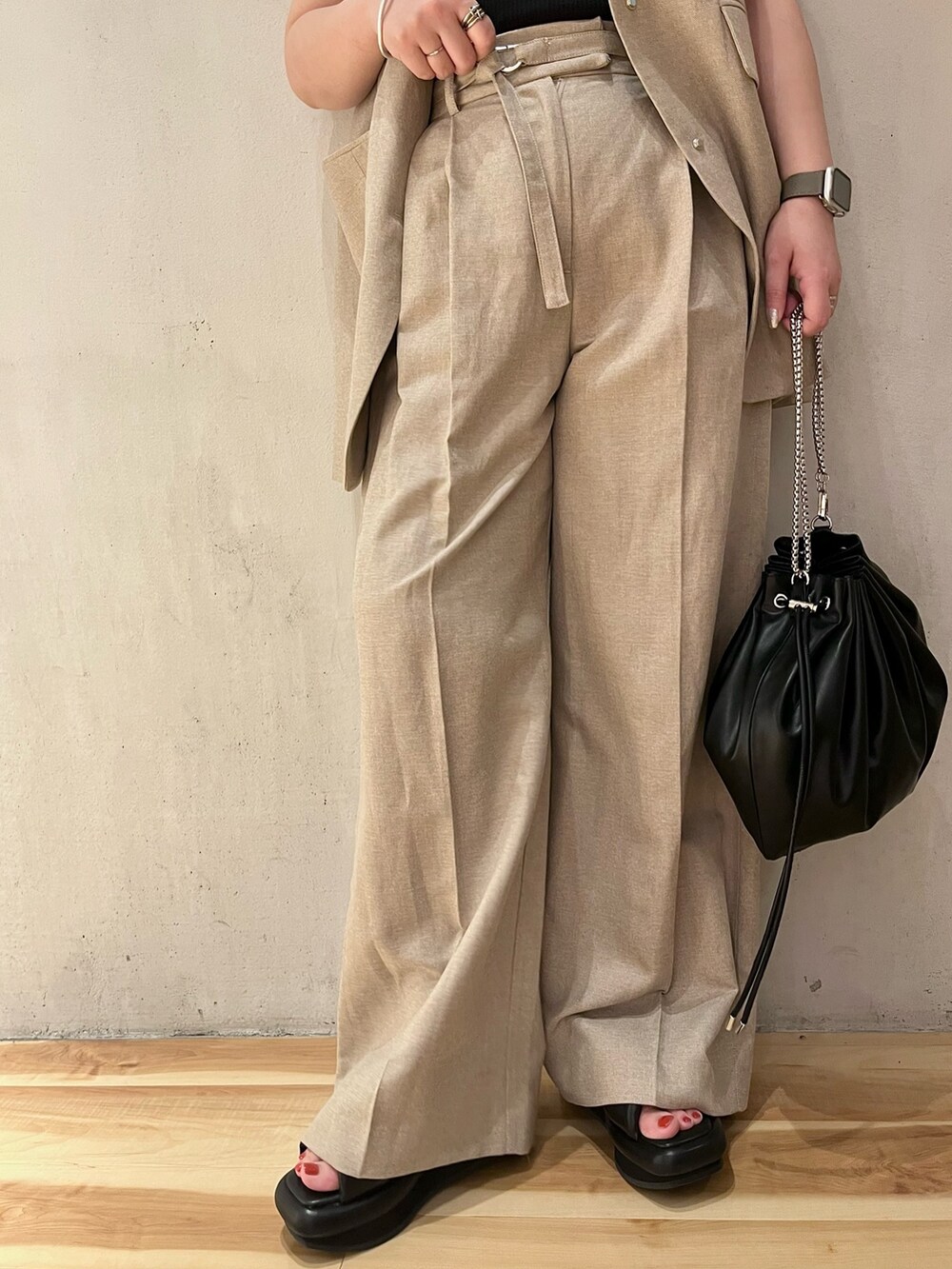 ベージュ系のテーラードジャケット、ベージュ系のその他パンツ、ブラック系のサンダルを着用したレディースの春コーディネートの8枚目の写真