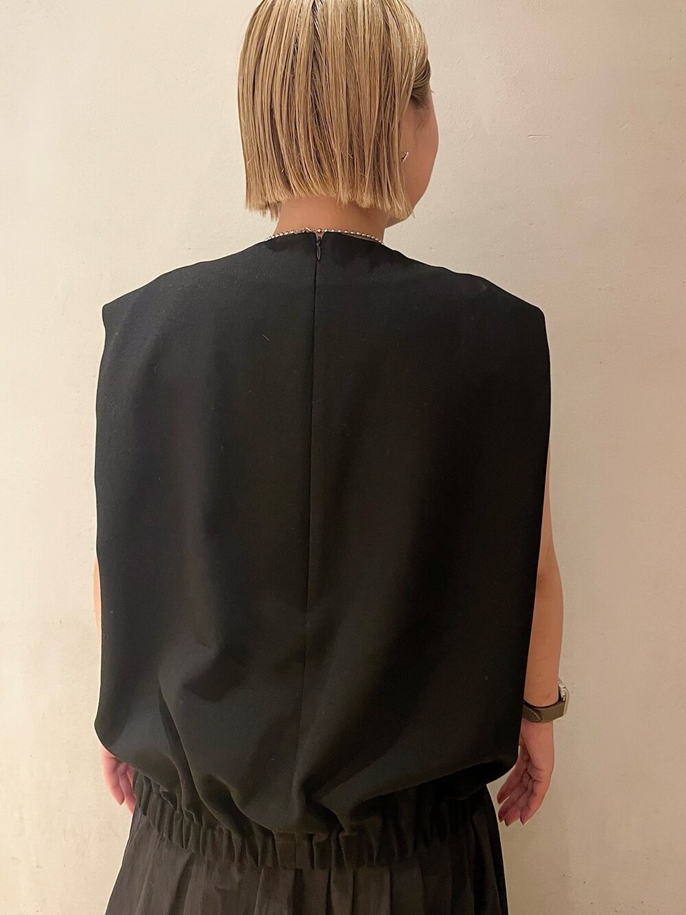 ブラック系のワンピース、ブラック系のブーツを着用したレディースの春コーディネートの6枚目の写真