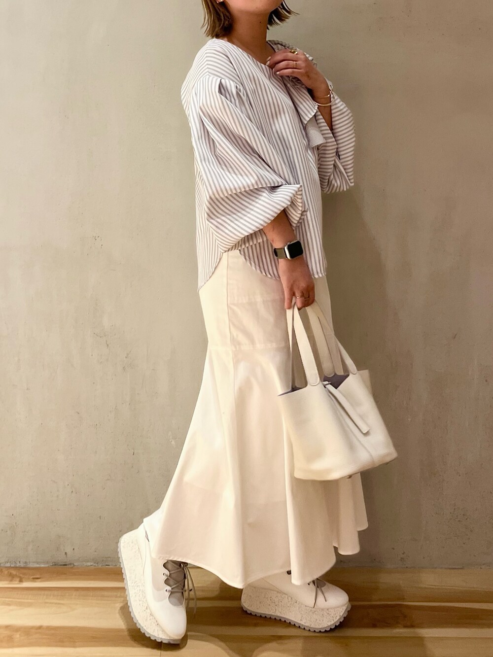 ホワイト系のスニーカー、その他のシャツ/ブラウス、ホワイト系のスカートを着用したレディースの冬コーディネートの2枚目の写真
